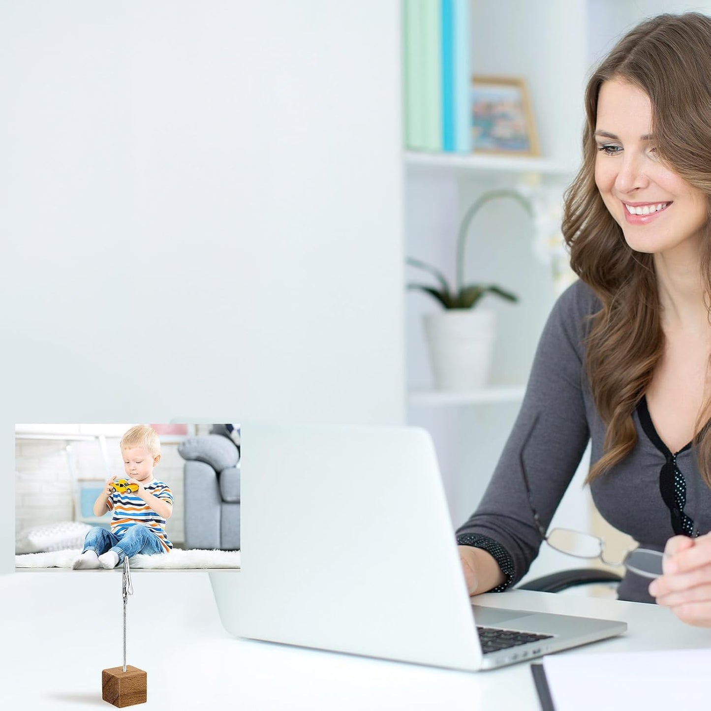 24 Pcs Cube Base Memo Clip Holder Lightweight Wood Cube with Alligator Clasp for Displaying Pictures Number Menu Name Card Wedding Party Meeting