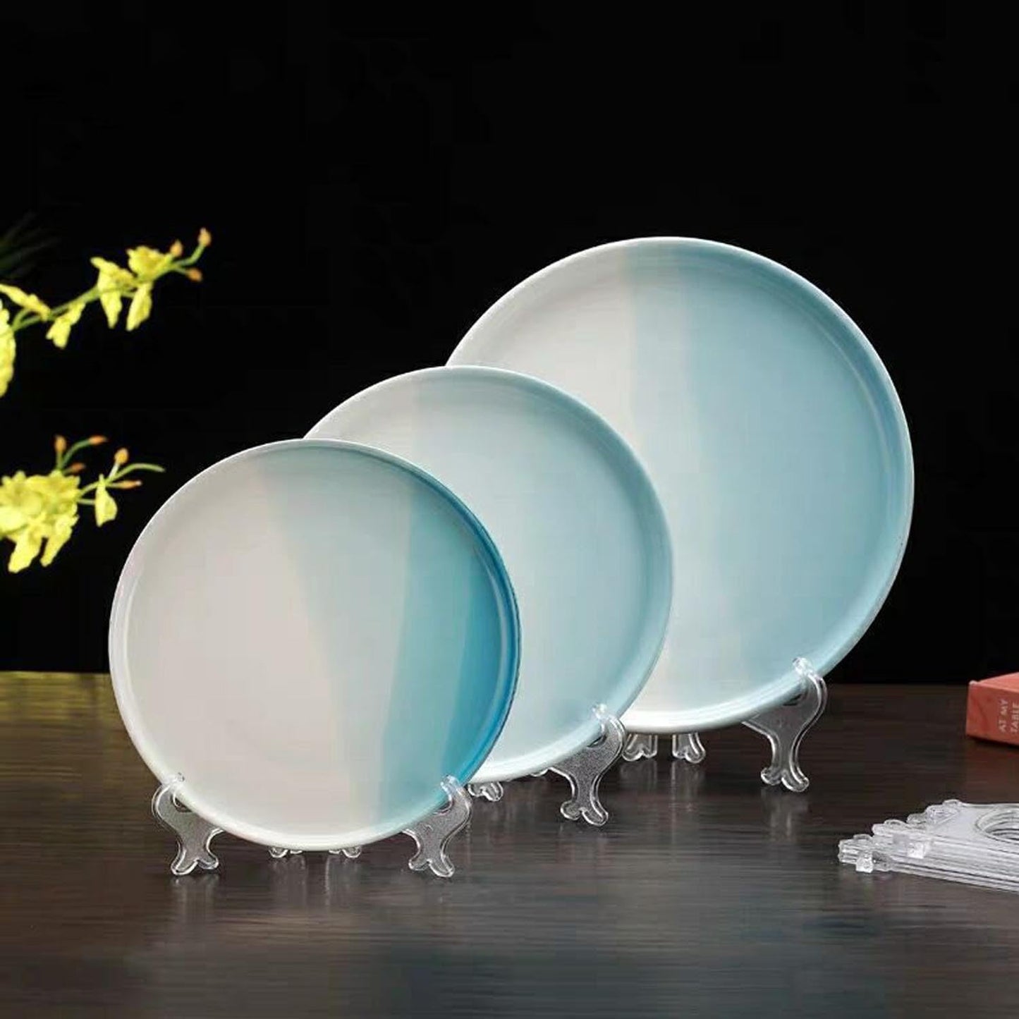 12 Pack 4 Inch Clear Plastic Easels or Stand/Plate Holders to Display Pictures or Other Items at Weddings, Plate Stands for Home Decoration, Birthdays, Tables